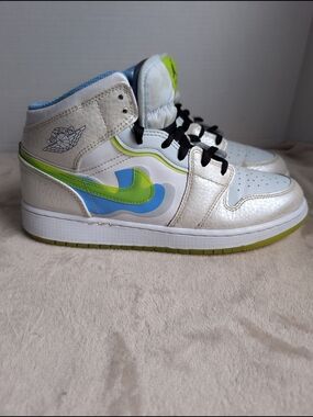Nike Air Jordan 1 Mid SE Warped Swoosh Size 7Y